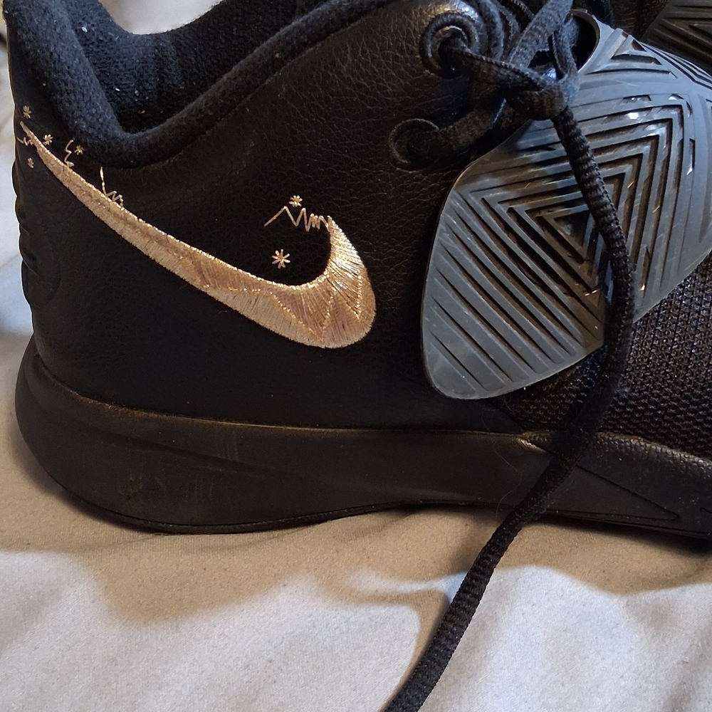 Nike Black Sneakers with Gold Swoosh Flytrap 3 10.5 260765 Basketball